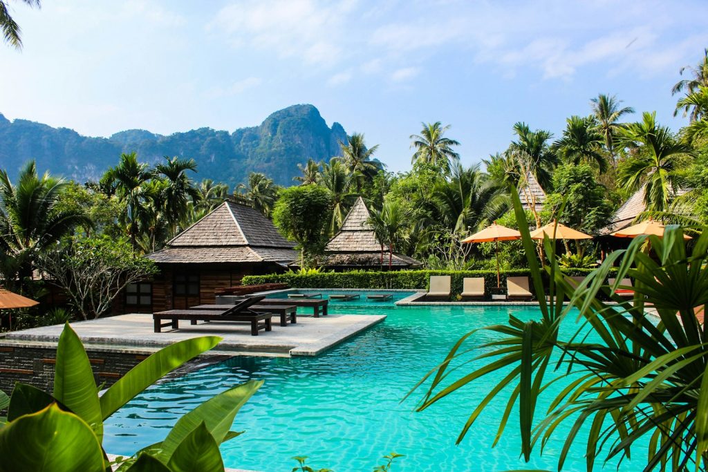 Hồ bơi resort – không gian phục hồi ngay trong khuôn viên Stay & Play