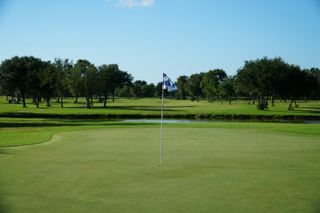 Fairway rợp bóng cây – khung cảnh quen thuộc tại các sân golf Hua Hin