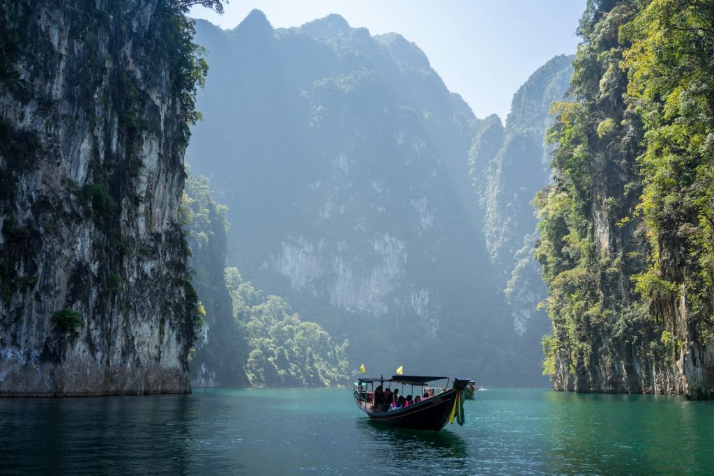 Biển Andaman và núi đá vôi – nét đặc trưng của vùng biển Phuket